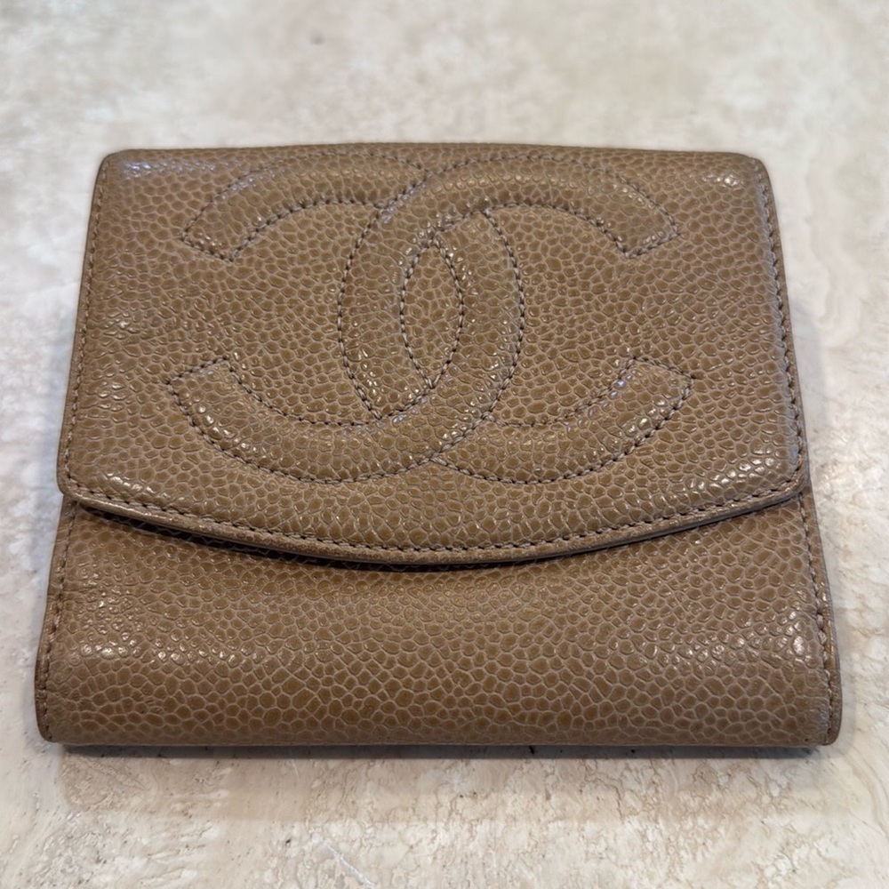 CHANEL CC Logo Caviar Leather Bifold Wallet